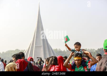 Kinder warten mit anderen, um am nationalen Denkmal des Unabhängigkeitskrieges 1971 Respekt zu zollen, um den Tag des Sieges 50th zu feiern, der das Ende eines bitteren neunmonatigen Unabhängigkeitskrieges von Pakistan am 16. Dezember 2021 in Savar markiert. Bangladesch feiert den 50th. Jahrestag seines nationalen Sieges und erinnert sich an die tapferen Freiheitskämpfer, die gekämpft und das ultimative Opfer gebracht haben, um das Land von den pakistanischen Truppen zu befreien. Menschen aus allen Gesellschaftsschichten versammelten sich am Donnerstagmorgen am National Memorial, um den Erinnerungen an den Mart ihre Achtung zu erweisen Stockfoto