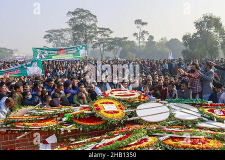 Am nationalen Denkmal des Unabhängigkeitskrieges 1971 versammeln sich Menschen, um ihren Respekt zu zollen, um den Tag des Sieges 50th zu feiern, der das Ende eines bitteren neunmonatigen Unabhängigkeitskrieges von Pakistan am 16. Dezember 2021 in Savar markiert. Bangladesch feiert den 50th. Jahrestag seines nationalen Sieges und erinnert sich an die tapferen Freiheitskämpfer, die gekämpft und das ultimative Opfer gebracht haben, um das Land von den pakistanischen Truppen zu befreien. Menschen aus allen Gesellschaftsschichten versammelten sich am Donnerstagmorgen am National Memorial, um den Erinnerungen der Märtyrer von t ihre Achtung zu zollen Stockfoto