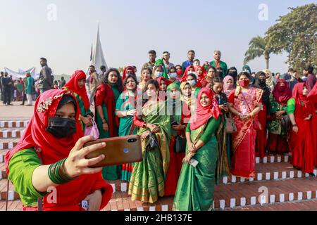 Die Menschen machen ein GruppenSelfie, wenn sie am nationalen Denkmal des Märtyrers des Unabhängigkeitskrieges 1971 ihren Respekt zollen, um den Tag des Sieges 50th zu feiern, der das Ende eines bitteren neunmonatigen Unabhängigkeitskrieges von Pakistan am 16. Dezember 2021 in Savar markiert. Bangladesch feiert den 50th. Jahrestag seines nationalen Sieges und erinnert sich an die tapferen Freiheitskämpfer, die gekämpft und das ultimative Opfer gebracht haben, um das Land von den pakistanischen Truppen zu befreien. Menschen aus allen Gesellschaftsschichten versammelten sich am Donnerstagmorgen am National Memorial, um dem Memo ihre Achtung zu erweisen Stockfoto