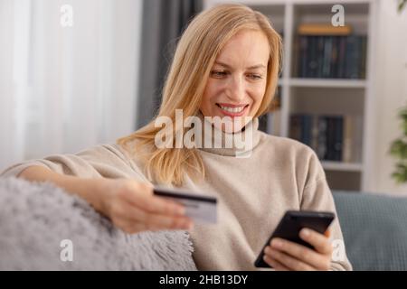 Frau macht Online-shopping Stockfoto