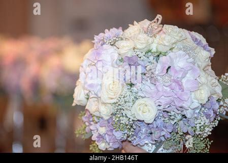 Weiße Rosen und lila Hortensia Brautstrauß in der Hand Stockfoto