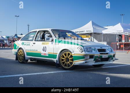 MONTMELLO: SPANIEN – 12. DEZEMBER; 2021: 1986 Ford Sierra RS Cosworth (Rallyewagen) Stockfoto