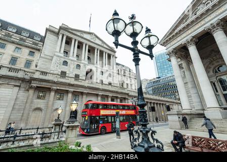 London, Großbritannien. 16. Dezember 2021. Ein Bus fährt vor der Bank of England vorbei, die angekündigt hat, den Zinssatz von 0,1% auf 0,25% als Reaktion auf den Anstieg der Inflation auf 5,1% angehoben zu haben, und sie haben bereits prognostiziert, dass die Inflationsrate im nächsten Jahr auf 6% steigen wird. Kredit: Stephen Chung / Alamy Live Nachrichten Stockfoto