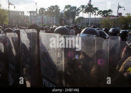 Bangkok, Bangkok, Thailand. 13th Dez 2021. Die Bereitschaftspolizei setzt Abwehrkräfte ein, um die Durchreise von Demonstranten zu verhindern. (Bild: © Atiwat Silpamethanont/Pacific Press via ZUMA Press Wire) Stockfoto