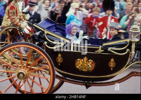 Königliche Hochzeit von Prinz Andrew und Sarah Ferguson 23. Juli 1986. Die Königin Mutter und Lord Linley kommen in der Wesrminster Abbey an Stockfoto