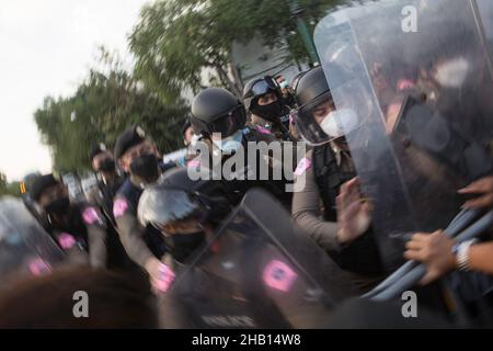 Bangkok, Bangkok, Thailand. 13th Dez 2021. Die Bereitschaftspolizei hat vor dem Regierungsgebäude mit Demonstranten zusammengeschlagen. (Bild: © Atiwat Silpamethanont/Pacific Press via ZUMA Press Wire) Stockfoto