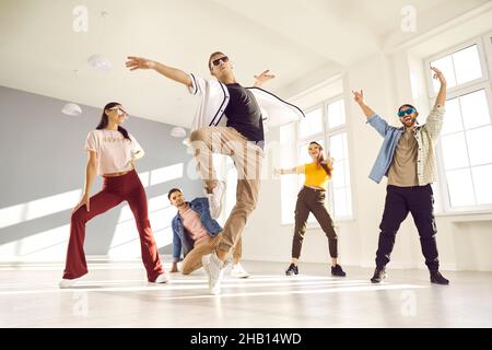 Coole männliche Tänzerin macht Ballett Spitze Zehen drehen während Pause Tanz Praxis im Studio Stockfoto