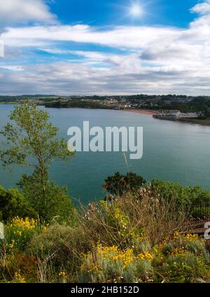 Ein Blick auf Goodington Sands in der Nähe von Paignton, Torbay, South Devon, von der Klippenwanderung an einem bewölkten, aber sonnigen Tag. Stockfoto