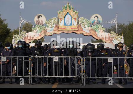 Bangkok, Bangkok, Thailand. 13th Dez 2021. Die Bereitschaftspolizei setzt Abwehrkräfte ein, um die Durchreise von Demonstranten zu verhindern. (Bild: © Atiwat Silpamethanont/Pacific Press via ZUMA Press Wire) Stockfoto