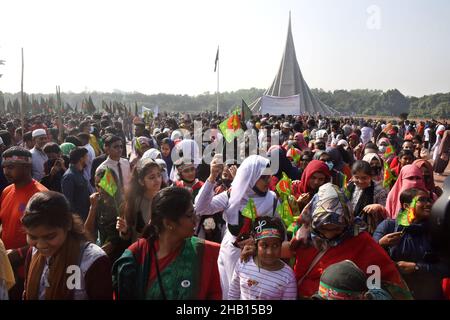 16th. Dezember 2021. Am nationalen Denkmal der Märtyrer des Unabhängigkeitskrieges 1971 versammeln sich Menschen, um ihren Respekt zu zollen, um den Tag des Sieges 50th zu feiern, der das Ende eines bitteren neunmonatigen Unabhängigkeitskrieges von Pakistan am 16. Dezember 2021 in Savar, Bangladesch, markiert. Kredit: Mamunur Rashid/Alamy Live Nachrichten Stockfoto