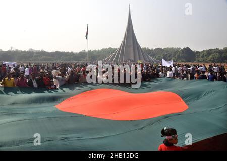 16th. Dezember 2021. Am nationalen Denkmal der Märtyrer des Unabhängigkeitskrieges 1971 versammeln sich Menschen, um ihren Respekt zu zollen, um den Tag des Sieges 50th zu feiern, der das Ende eines bitteren neunmonatigen Unabhängigkeitskrieges von Pakistan am 16. Dezember 2021 in Savar, Bangladesch, markiert. Kredit: Mamunur Rashid/Alamy Live Nachrichten Stockfoto