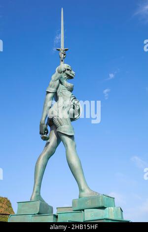Verity eine hohe Stahl- und Bronzestatue einer trächtigen amazonischen Figur mit einem Schwert von Damien Hirst im Hafen Ilfracombe Devon England GB Stockfoto