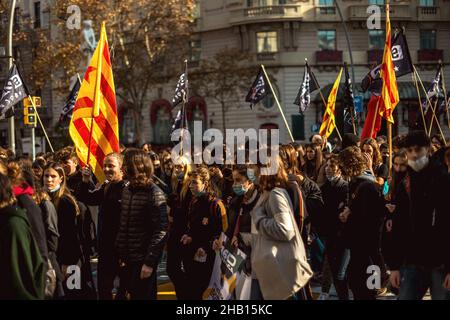 Barcelona, Spanien. 16th Dez 2021. Streikende katalanische Studenten marschieren mit ihren Flaggen während eines Protestes gegen die Kommerzialisierung von Studien und die reduzierte Nutzung der katalanischen Sprache in den Klassen aufgrund eines neuen Universitätsrechts bereitet sich der spanische Minister Manuel Castell vor. Quelle: Matthias Oesterle/Alamy Live News Stockfoto