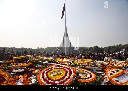 16th. Dezember 2021. Am nationalen Denkmal der Märtyrer des Unabhängigkeitskrieges 1971 versammeln sich Menschen, um ihren Respekt zu zollen, um den Tag des Sieges 50th zu feiern, der das Ende eines bitteren neunmonatigen Unabhängigkeitskrieges von Pakistan am 16. Dezember 2021 in Savar, Bangladesch, markiert. Kredit: Mamunur Rashid/Alamy Live Nachrichten Stockfoto