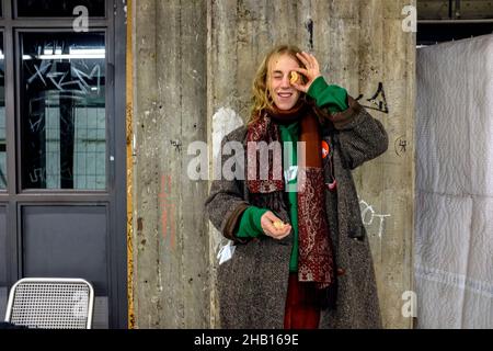 Berlin, Deutschland. Musikkünstler und Punk Dude lehnen sich an eine Betonsäule in einer U-Bahn-U-Bahn-Station, die auf seinen Pendler-U-Bahn wartet. Stockfoto