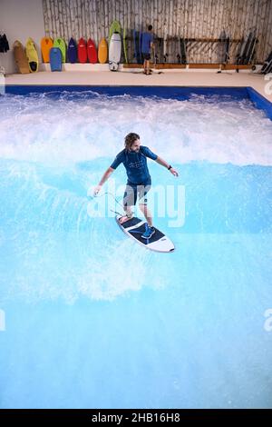 Aktivitäten im Gewerbepark „OL Vallee Arena“ in Decines (Zentralfrankreich): City Surf Park, künstlicher Indoor-Rapid, Europas größter Künstlerkarst Stockfoto
