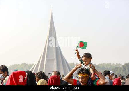 Savar, Bangladesch. 16th Dez 2021. Kinder warten mit anderen, um am nationalen Denkmal des Unabhängigkeitskrieges 1971 Respekt zu zollen, um den Tag des Sieges 50th zu feiern, der das Ende eines bitteren neunmonatigen Unabhängigkeitskrieges von Pakistan am 16. Dezember 2021 in Savar markiert. Bangladesch feiert den 50th. Jahrestag seines nationalen Sieges und erinnert sich an die tapferen Freiheitskämpfer, die gekämpft und das ultimative Opfer gebracht haben, um das Land von den pakistanischen Truppen zu befreien. Menschen aus allen Gesellschaftsschichten versammelten sich am Donnerstagvormittag am National Memorial, um das zu bezahlen Stockfoto