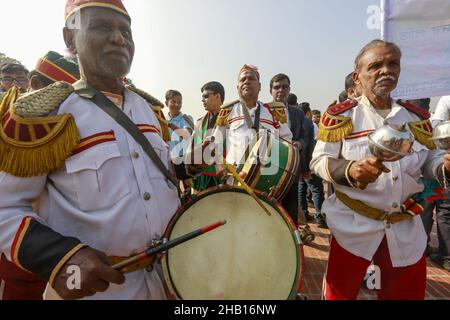 Savar, Bangladesch. 16th Dez 2021. Am nationalen Denkmal des Unabhängigkeitskrieges 1971 versammeln sich Menschen, um ihren Respekt zu zollen, um den Tag des Sieges 50th zu feiern, der das Ende eines bitteren neunmonatigen Unabhängigkeitskrieges von Pakistan am 16. Dezember 2021 in Savar markiert. Bangladesch feiert den 50th. Jahrestag seines nationalen Sieges und erinnert sich an die tapferen Freiheitskämpfer, die gekämpft und das ultimative Opfer gebracht haben, um das Land von den pakistanischen Truppen zu befreien. Menschen aus allen Gesellschaftsschichten versammelten sich am Donnerstagvormittag am National Memorial, um ihre bzw. ihr Geld zu bezahlen Stockfoto