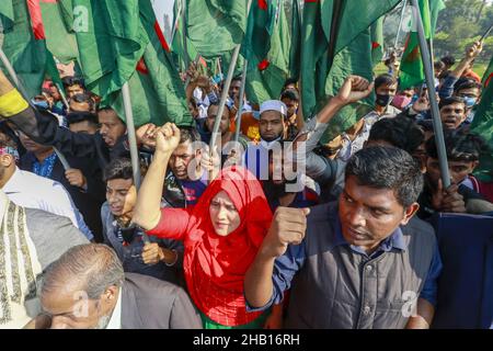 Savar, Bangladesch. 16th Dez 2021. Am nationalen Denkmal des Unabhängigkeitskrieges 1971 versammeln sich Menschen, um ihren Respekt zu zollen, um den Tag des Sieges 50th zu feiern, der das Ende eines bitteren neunmonatigen Unabhängigkeitskrieges von Pakistan am 16. Dezember 2021 in Savar markiert. Bangladesch feiert den 50th. Jahrestag seines nationalen Sieges und erinnert sich an die tapferen Freiheitskämpfer, die gekämpft und das ultimative Opfer gebracht haben, um das Land von den pakistanischen Truppen zu befreien. Menschen aus allen Gesellschaftsschichten versammelten sich am Donnerstagvormittag am National Memorial, um ihre bzw. ihr Geld zu bezahlen Stockfoto