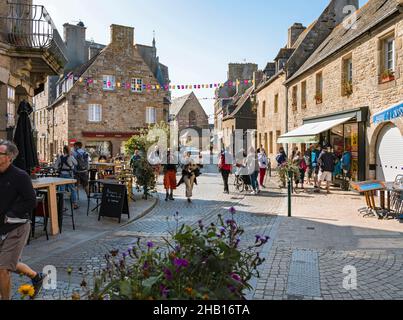 Roscoff (Bretagne, Nordwestfrankreich): Rue Amiral ReVeillere im Stadtzentrum Stockfoto