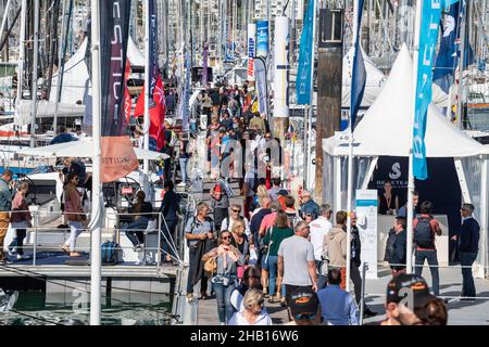 La Rochelle (Zentralfrankreich), 29. September 2021: Grand Pavois La Rochelle Boat Show 2021. Besucher und Aussteller auf Pontons mit Segelboa Stockfoto