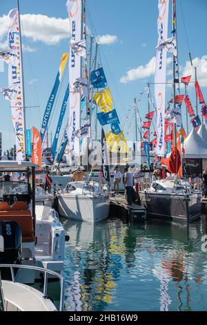 La Rochelle (Zentralfrankreich), 29. September 2021: Grand Pavois La Rochelle Boat Show 2021. Besucher und Aussteller auf Pontons mit Segelboa Stockfoto