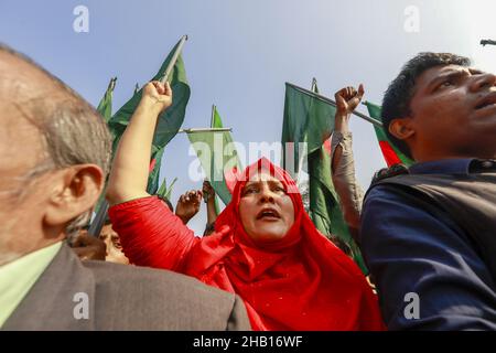 Savar, Bangladesch. 16th Dez 2021. Am nationalen Denkmal des Unabhängigkeitskrieges 1971 versammeln sich Menschen, um ihren Respekt zu zollen, um den Tag des Sieges 50th zu feiern, der das Ende eines bitteren neunmonatigen Unabhängigkeitskrieges von Pakistan am 16. Dezember 2021 in Savar markiert. Bangladesch feiert den 50th. Jahrestag seines nationalen Sieges und erinnert sich an die tapferen Freiheitskämpfer, die gekämpft und das ultimative Opfer gebracht haben, um das Land von den pakistanischen Truppen zu befreien. Menschen aus allen Gesellschaftsschichten versammelten sich am Donnerstagvormittag am National Memorial, um ihre bzw. ihr Geld zu bezahlen Stockfoto