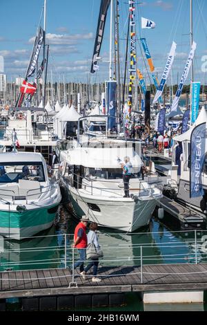 La Rochelle (Zentralfrankreich), 29. September 2021: Grand Pavois La Rochelle Boat Show 2021. Besucher und Aussteller auf Pontons mit Segelboa Stockfoto