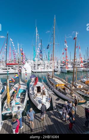 La Rochelle (Zentralfrankreich), 29. September 2021: Grand Pavois La Rochelle Boat Show 2021. Besucher und Aussteller auf Pontons mit Segelboa Stockfoto