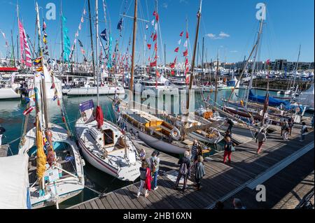 La Rochelle (Zentralfrankreich), 29. September 2021: Grand Pavois La Rochelle Boat Show 2021. Besucher und Aussteller auf Pontons mit Segelboa Stockfoto