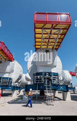 Besichtigung des Industriestandorts für Offshore-Windenergieanlagen auf den „Chantiers de l'Atlantique“-Werften in Saint-Nazaire (Nordwestfrankreich). Stockfoto