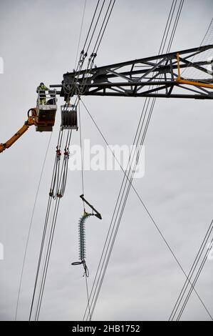 Henin-Beaumont (Nordfrankreich), am 30. September 2021: Bauarbeiten, Projekt zum Wiederaufbau einer 400 kV-Doppelstromverbindung über 30 km zwischen Lille an Stockfoto