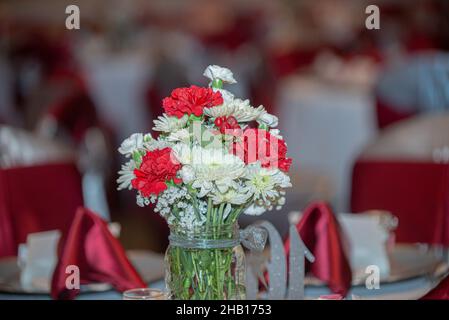 Rote und weiße Rosen Blumenstrauß Tisch Mittelpunkt Stockfoto