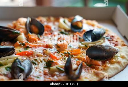 Knusprige Pizza mit Meeresfrüchten, Muscheln, Tintenfisch und Garnelen. Stockfoto