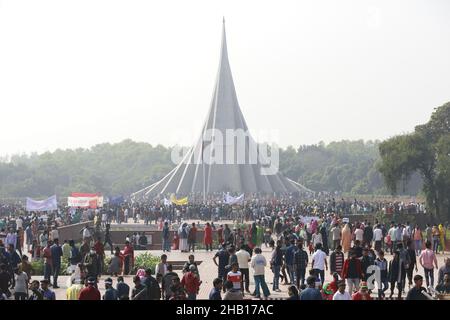 Savar, Bangladesch. 16th Dez 2021. Am nationalen Denkmal des Unabhängigkeitskrieges 1971 versammeln sich Menschen, um ihren Respekt zu zollen, um den Tag des Sieges 50th zu feiern, der das Ende eines bitteren neunmonatigen Unabhängigkeitskrieges von Pakistan am 16. Dezember 2021 in Savar markiert. Bangladesch feiert den 50th. Jahrestag seines nationalen Sieges und erinnert sich an die tapferen Freiheitskämpfer, die gekämpft und das ultimative Opfer gebracht haben, um das Land von den pakistanischen Truppen zu befreien. Menschen aus allen Gesellschaftsschichten versammelten sich am Donnerstagvormittag am National Memorial, um ihre bzw. ihr Geld zu bezahlen Stockfoto