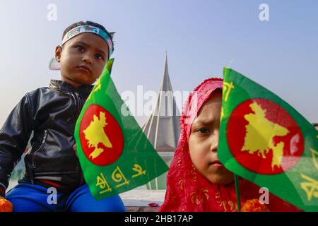 Savar, Bangladesch. 16th Dez 2021. Kinder warten mit anderen, um am nationalen Denkmal des Unabhängigkeitskrieges 1971 Respekt zu zollen, um den Tag des Sieges 50th zu feiern, der das Ende eines bitteren neunmonatigen Unabhängigkeitskrieges von Pakistan am 16. Dezember 2021 in Savar markiert. Bangladesch feiert den 50th. Jahrestag seines nationalen Sieges und erinnert sich an die tapferen Freiheitskämpfer, die gekämpft und das ultimative Opfer gebracht haben, um das Land von den pakistanischen Truppen zu befreien. Menschen aus allen Gesellschaftsschichten versammelten sich am Donnerstagvormittag am National Memorial, um das zu bezahlen Stockfoto