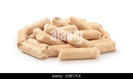 Stapel von Holzpellets auf weiß isoliert. Vorderansicht. Stockfoto