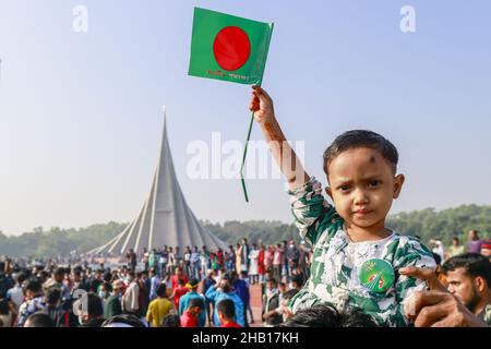 Savar, Bangladesch. 16th Dez 2021. Kinder warten mit anderen, um am nationalen Denkmal des Unabhängigkeitskrieges 1971 Respekt zu zollen, um den Tag des Sieges 50th zu feiern, der das Ende eines bitteren neunmonatigen Unabhängigkeitskrieges von Pakistan am 16. Dezember 2021 in Savar markiert. Bangladesch feiert den 50th. Jahrestag seines nationalen Sieges und erinnert sich an die tapferen Freiheitskämpfer, die gekämpft und das ultimative Opfer gebracht haben, um das Land von den pakistanischen Truppen zu befreien. Menschen aus allen Gesellschaftsschichten versammelten sich am Donnerstagvormittag am National Memorial, um das zu bezahlen Stockfoto