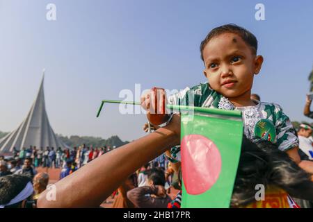 Savar, Bangladesch. 16th Dez 2021. Kinder warten mit anderen, um am nationalen Denkmal des Unabhängigkeitskrieges 1971 Respekt zu zollen, um den Tag des Sieges 50th zu feiern, der das Ende eines bitteren neunmonatigen Unabhängigkeitskrieges von Pakistan am 16. Dezember 2021 in Savar markiert. Bangladesch feiert den 50th. Jahrestag seines nationalen Sieges und erinnert sich an die tapferen Freiheitskämpfer, die gekämpft und das ultimative Opfer gebracht haben, um das Land von den pakistanischen Truppen zu befreien. Menschen aus allen Gesellschaftsschichten versammelten sich am Donnerstagvormittag am National Memorial, um das zu bezahlen Stockfoto