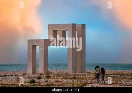 Le Havre, Frankreich - 29. Juli 2021: UP#3 ist eine moderne Monumentalskulptur aus weißem Beton von Sabina lang und Daniel Baumann, die dauerhaft auf t installiert ist Stockfoto