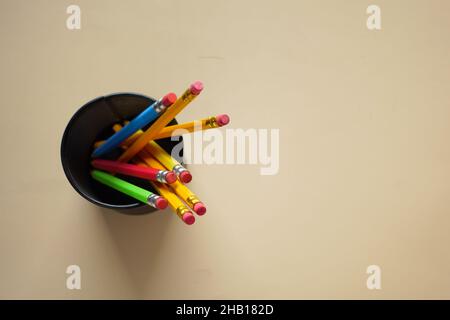 Gruppe von Farbstiften auf dem Tisch mit Kopierfläche. Stockfoto