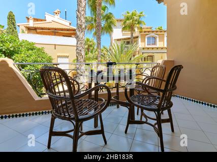 Wicker Stühle und Tisch mit vorbereitet für Frühstück Moka Topf mit frisch gebrühten Kaffee und Tassen auf Wohnhaus terrassenförmig Feld mit malerischen V Stockfoto