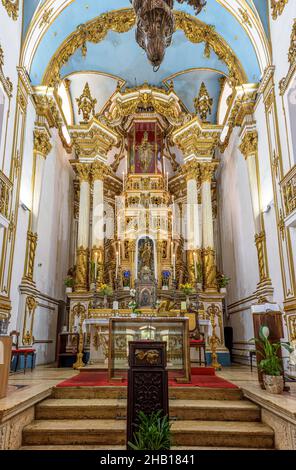 Goldener Altar in der historischen und berühmten Kirche unseres Herrn von Bomfim in Salvador, Bahia, Brasilien Stockfoto