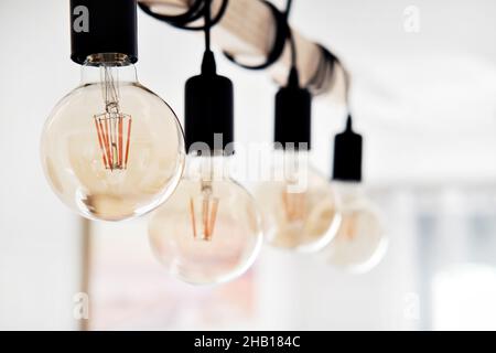 Nahaufnahme an der Decke in Reihe hängende Menge von LED-Vintage-Lampen. Konzept für Innenausstattungen Stockfoto