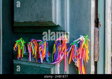 Berühmte Glücksbänder von unserem Herrn von Bonfim, die an die Tür der Kirche in Salvador, Bahia, gebunden sind Stockfoto