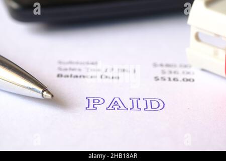 Bezahlte Rechnung und Stempel auf Papier , Stockfoto