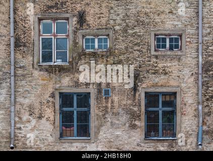 Mehrere Fenster an der Fassade des historischen Stadtgebäudes, Tallinn, Estland Stockfoto