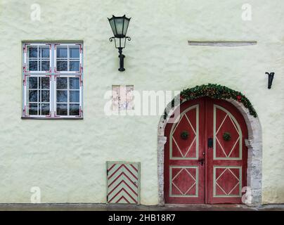 Zwei Türen und Fenster an der Fassade des historischen Stadtgebäudes, Tallinn, Estland Stockfoto