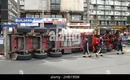 Notfalldienste vor Ort bei einem Verkehrsunfall im Zentrum von London, bei dem ein umgedrehter Lkw beteiligt war Stockfoto