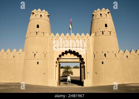 An einem sonnigen Tag haben Sie Zugang zum berühmten Al Jahili Fort in den Vereinigten Arabischen Emiraten unter blauem Himmel Stockfoto